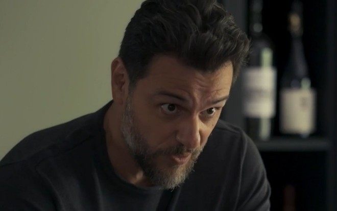 Rodrigo Lombardi com expressão séria em cena como Moretti na novela Travessia