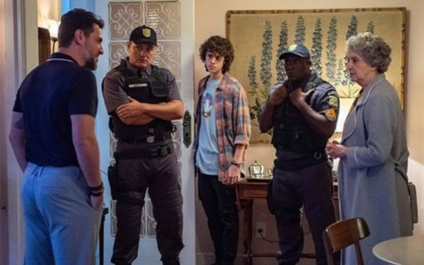 Rodrigo Lombardi, Guilherme Cabral e Ana Lucia Torre estão com policiais em cena da novela Travessia