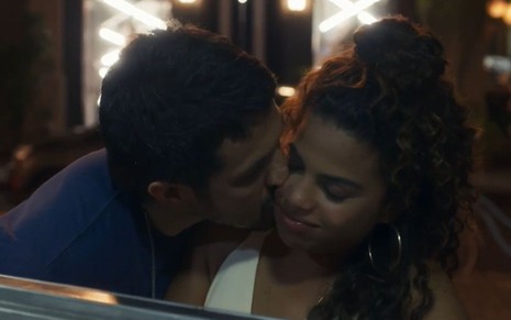 Oto (Romulo Estrela dá beijo na bochecha de Bia (Clara Buarque) em cena da novela Travessia