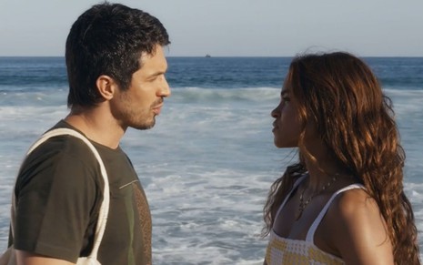 Oto (Romulo Estrela) olha para Brisa (Lucy Alves) em cena da novela Travessia gravada na praia