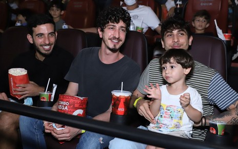 João Pedro Accioly, Johnny Massaro, Gian Massaro e Ravi Massaro em sala de cinema, com pipoca no colo e refrigerante