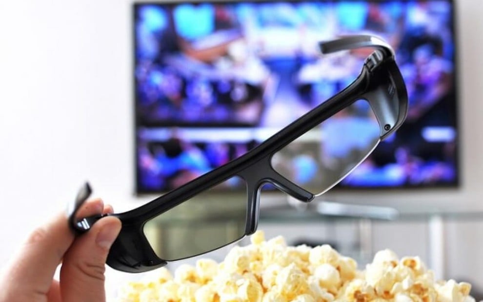 TV 3D com óculos que assegura o efeito sendo exibido em frente à tela