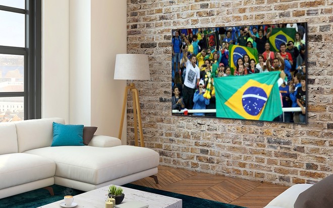 TV de 50 polegadas em uma sala exibindo imagem dos Jogos Olímpicos