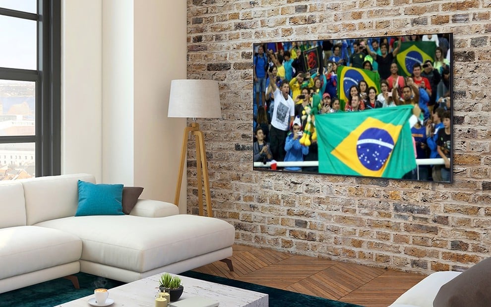 TV de 50 polegadas em uma sala exibindo imagem dos Jogos Olímpicos