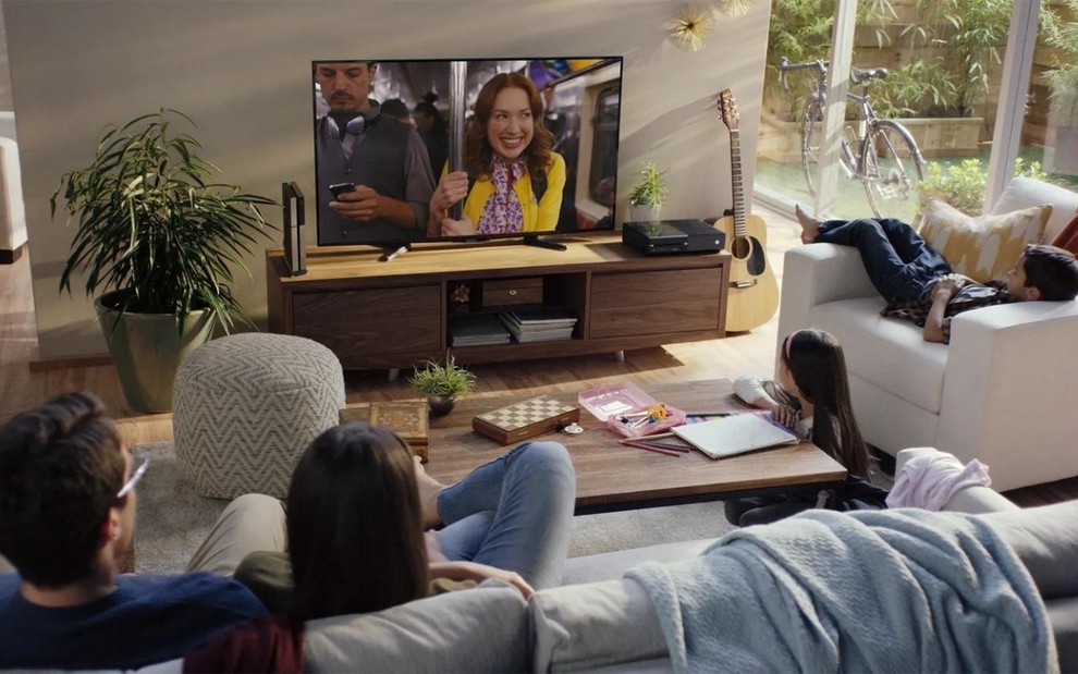 Família vendo conteúdo 4K na TV da sala