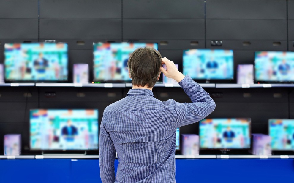 Consumidor compara TVs na loja