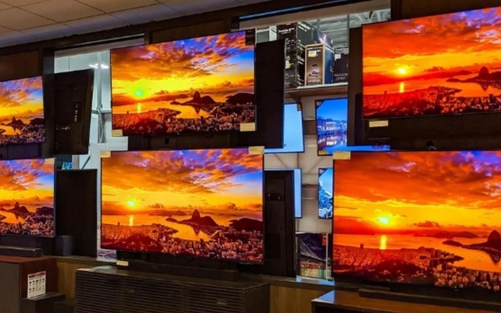 TVs de tela grande expostas em uma loja