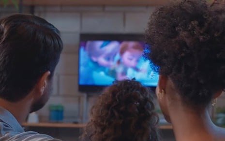 Família acompanha programa infantil por uma TV Box ligada ao televisor