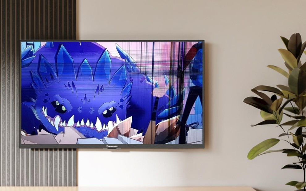TV com defeito na tela em sala decorada