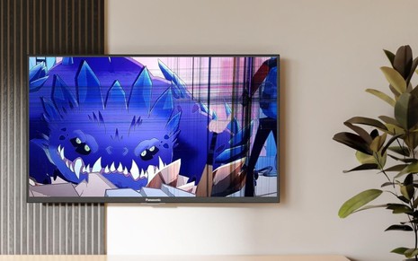 TV com defeito na tela em sala decorada