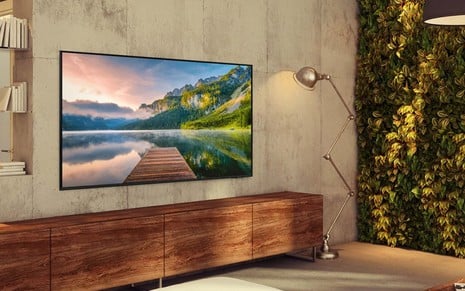 TV Crystal, da Samsung, instalada na parede de sala decorada