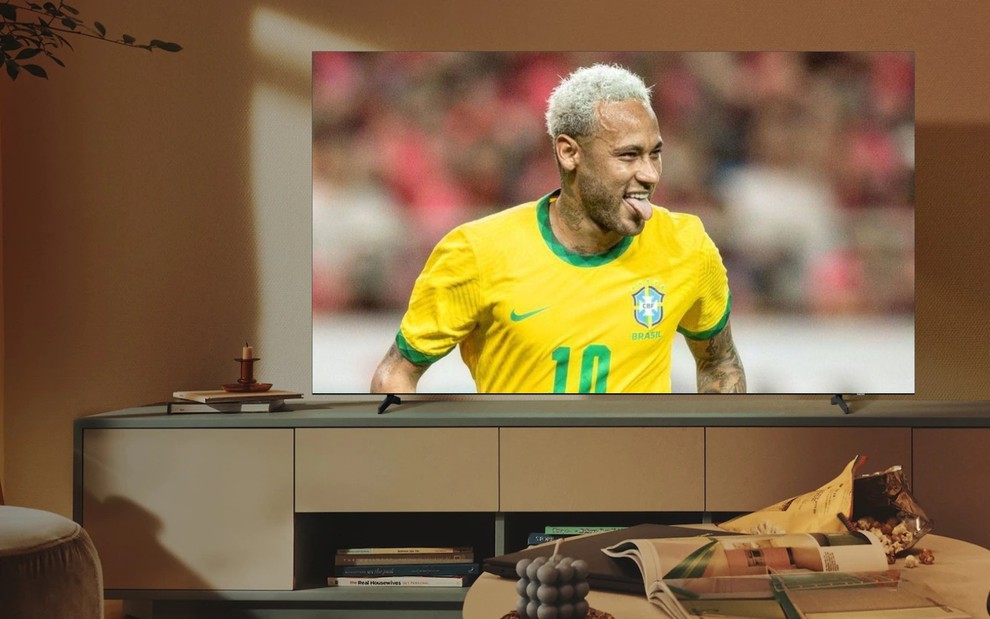 TV em sala decorada exibe jogo da seleção na Copa 2022