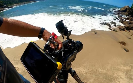 Câmera 8K registrando imagens na praia