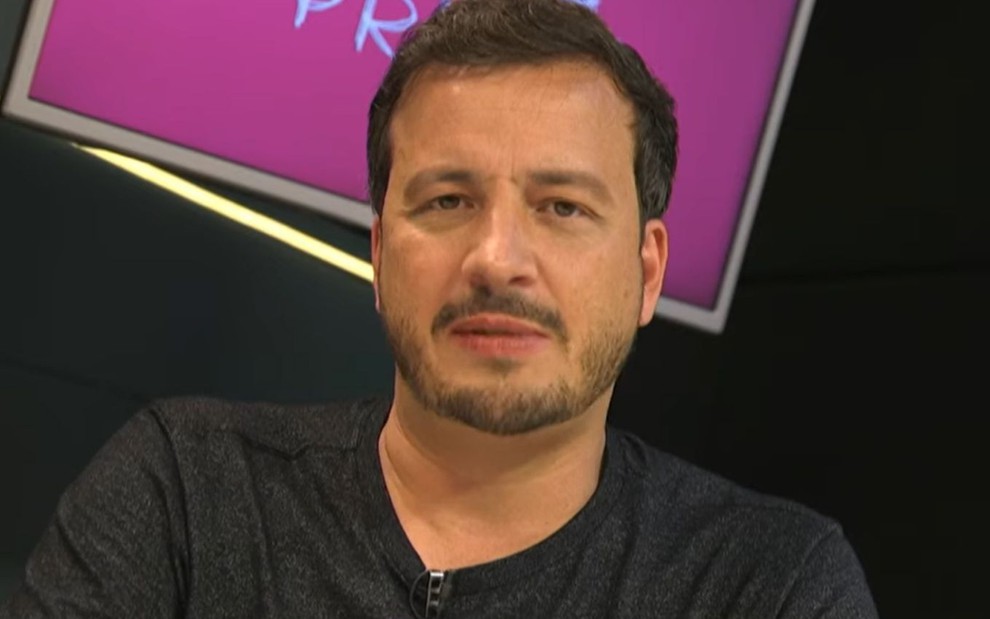 Rafael Cortez em coletiva de imprensa do Matéria Prima, na TV Cultura, em 18 de novembro de 2021