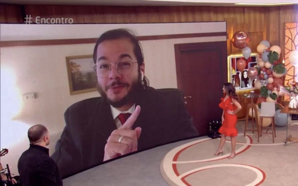 O programa Encontro com Fátima Bernardes em que o deputado Túlio Gadêlha aparece no telão do programa; Fátima aparece no estúdio da atração da Globo