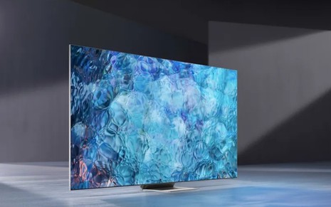 TV com painel de miniLEDs em ambiente futurista