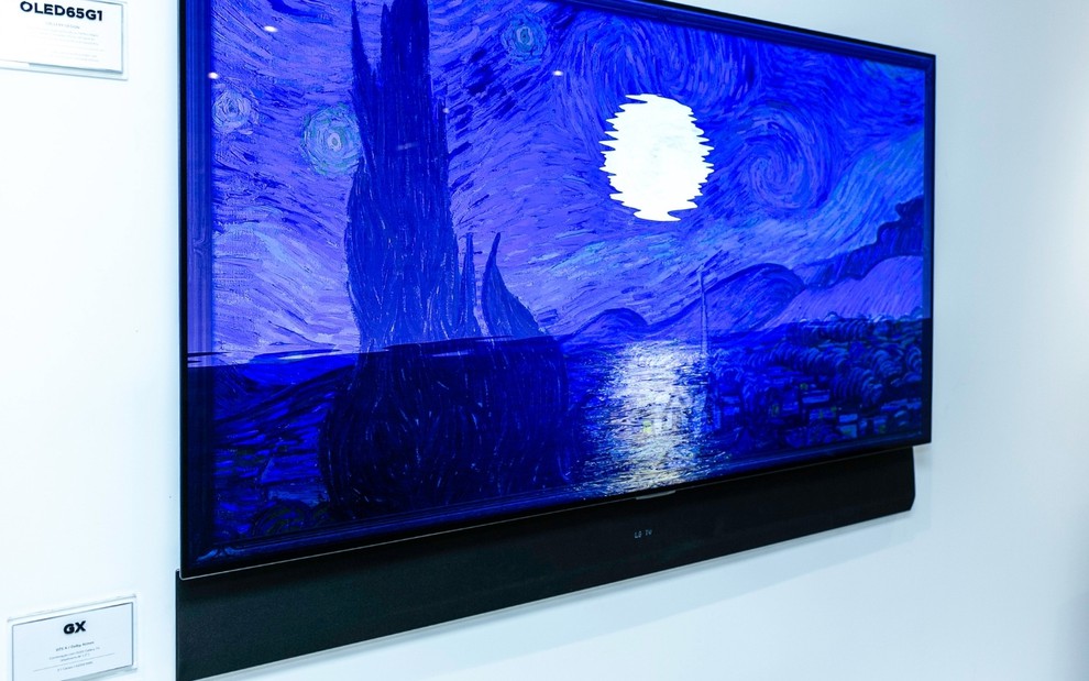 TV OLED de 65 polegadas pendurada na parede com bela imagem na tela