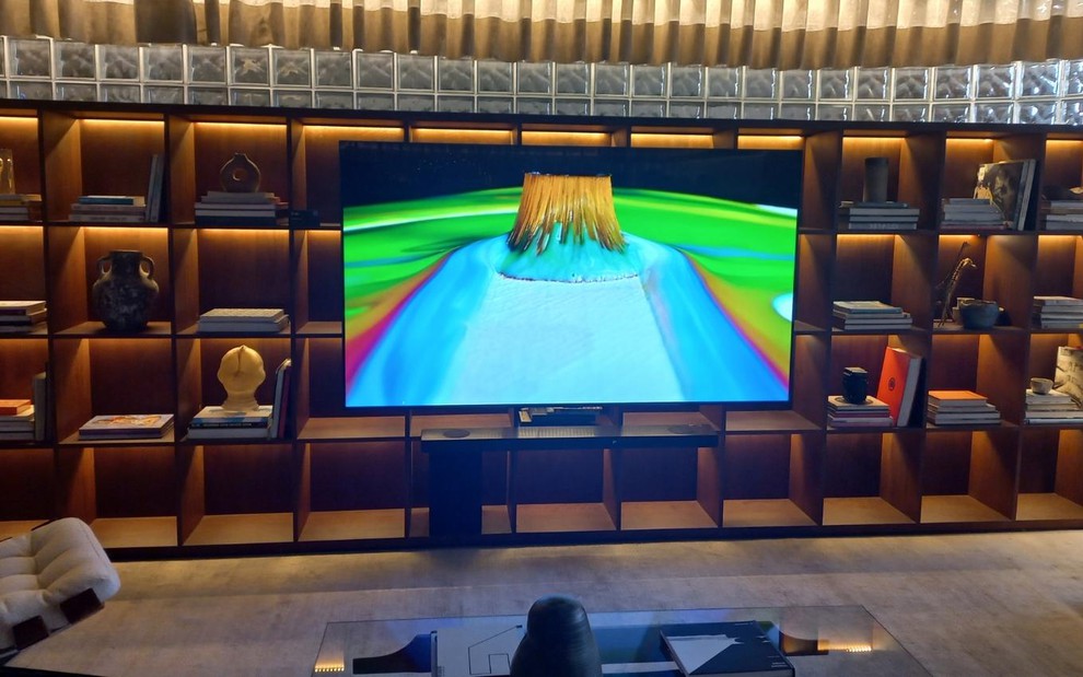 TV OLED, da linha C2, instalada em uma sala com decoração moderna