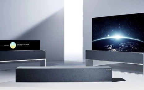 Nova TV que enrola instalada em uma sala com visual futurista