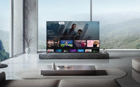 TV OLED Toshiba de 65 polegadas rodando plataforma Google TV em uma sala decorada