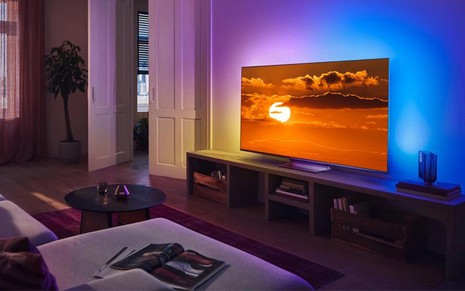 TV com novidades no recurso Ambilight permite despertar com imagem do sol e luzes na parede