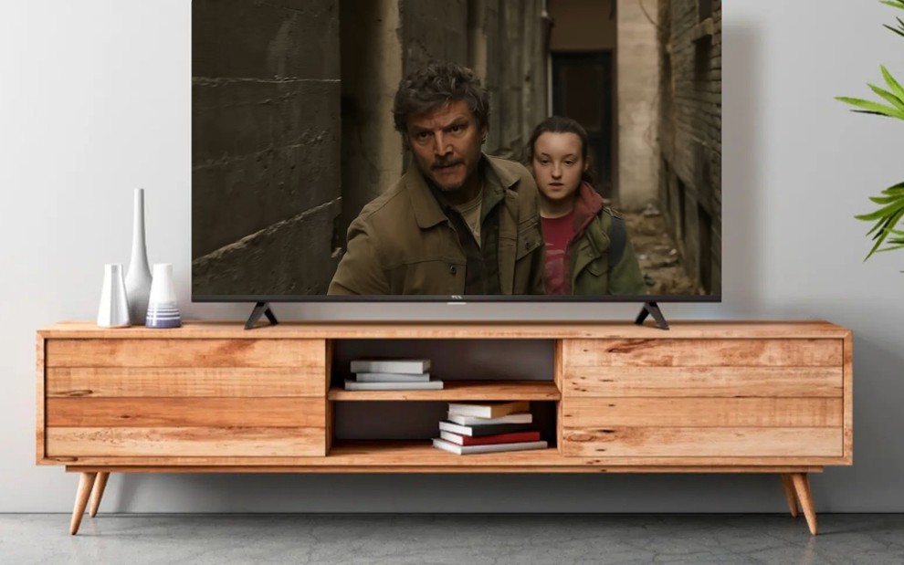 TV de 32" exibe The Last of Us, da HBO Max