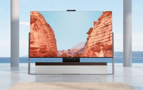 TV TCL 8K com painel miniLED instalada em ambiente com bela paisagem