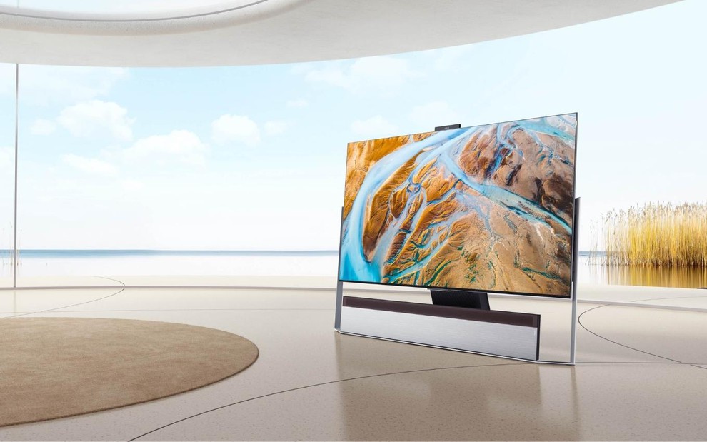 Sala moderna com televisor de 85 polegadas