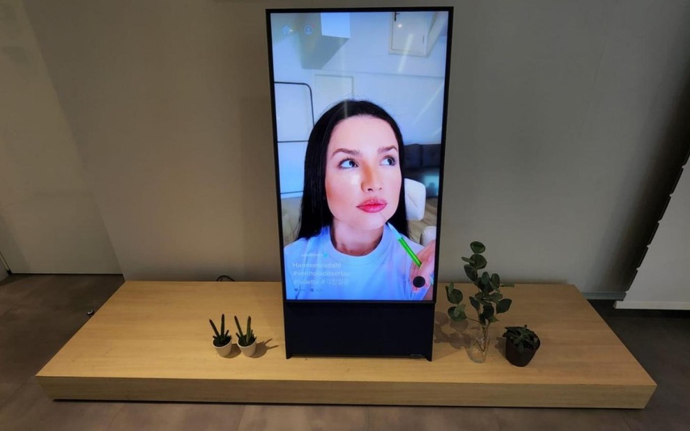 TV que gira para a vertical mostra vídeo do TikTok como no celular