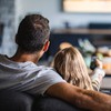 Família acompanha série do streaming na TV