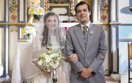 Debora Ozório e Jayme Matarazzo gravam cena como Olívia e Tenório durante casamento em Além da Ilusão