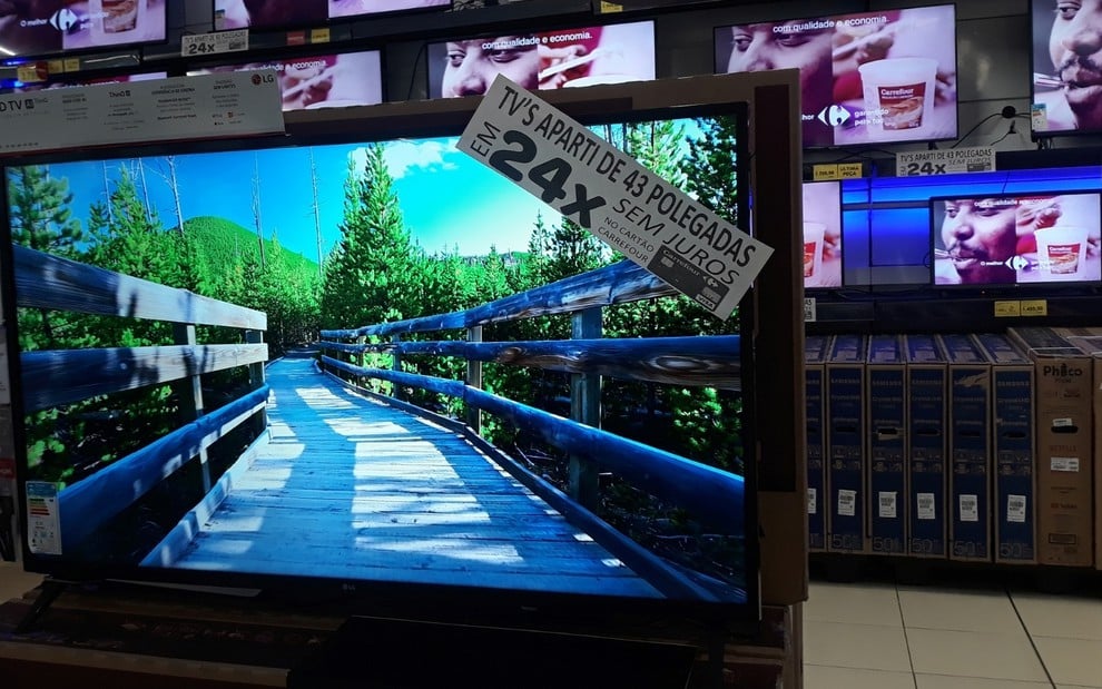 TVs à venda em loja na cidade de São Paulo