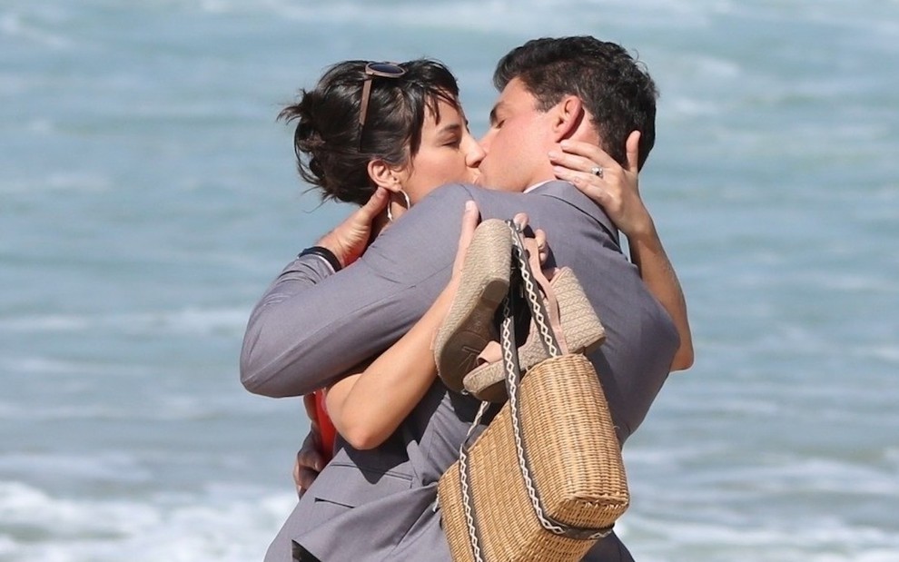 Os atores Andréia Horta e Cauã Reymond gravam cena de beijo de seus personagens em Um Lugar ao Sol em praia do Rio de Janeiro