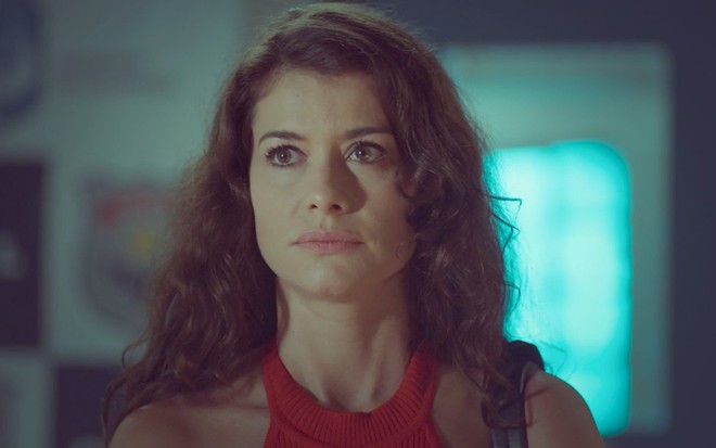 A atriz Alinne Moraes com expressão de preocupação em cena como Bárbara em Um Lugar ao Sol