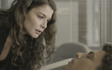 Em Um Lugar ao Sol, Bárbara fica chocada ao ouvir o marido, na cama do hospital, dizendo que não se chama Renato
