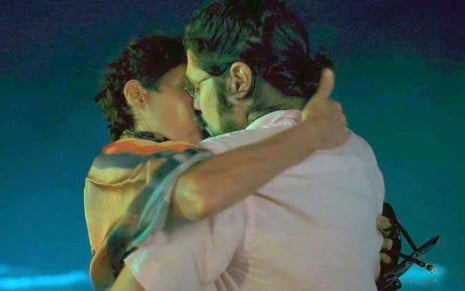 A atriz Andrea Beltrão e o ator Gabriel Leone se beijam em cena noturna de Um Lugar ao Sol