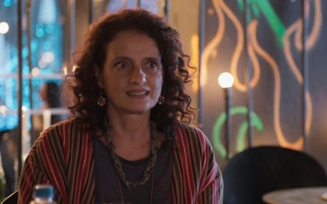 Denise Fraga caracterizada como Júlia em cena da novela Um Lugar ao Sol
