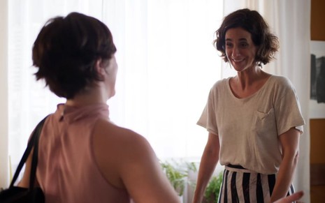 As atrizes Natália Lage e Mariana Lima uma em frente à outra, Mariana sorrindo, em cena de Um Lugar ao Sol