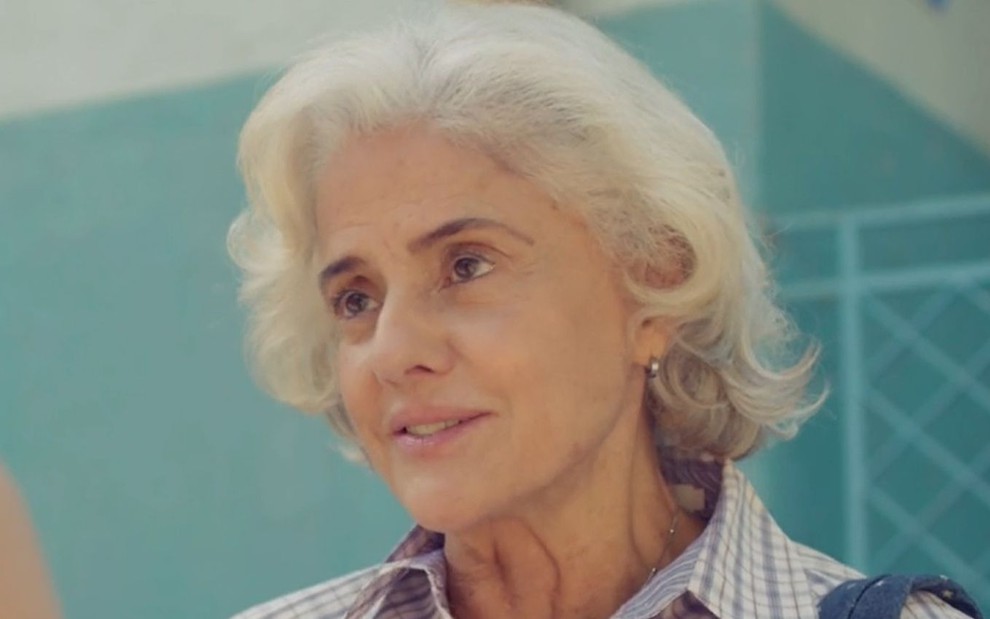A personagem Noca (Marieta Severo) conversando em cena da novela Um Lugar ao Sol, da Globo
