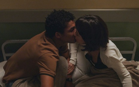 Lara e Ravi se beijam em cena de Um Lugar ao Sol