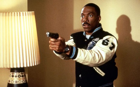 Eddie Murphy aponta arma em cena do filme Um Tira da Pesada 3