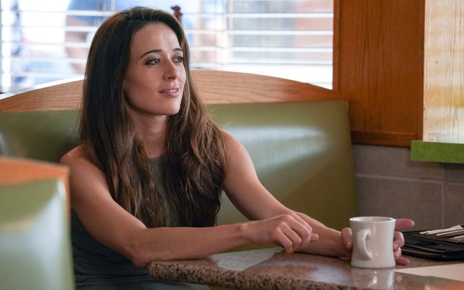 Marina Squerciati tem olhar distante sentada em uma lanchonete em cena de Chicago P.D.