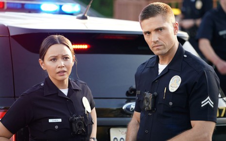 Melissa O'Neil e Eric Winter vestidos como policiais em foto promocional da terceira temporada de The Rookie