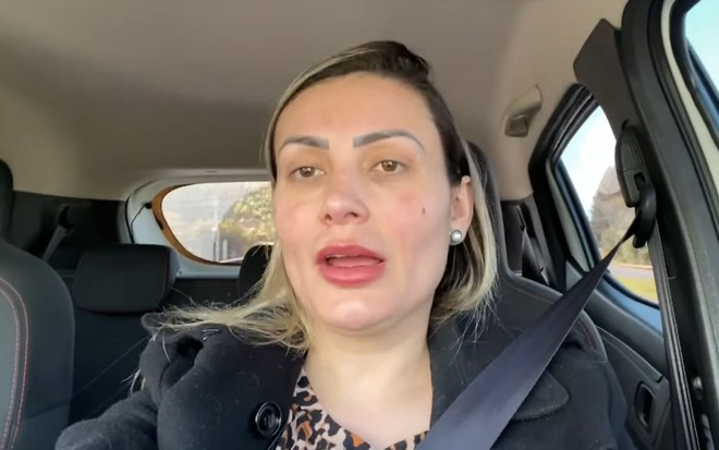 Andressa Urach desabafando enquanto dirige seu carro
