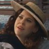 Bárbara Paz está caracterizada como sua personagem de Além da Ilusão com chapéu e luvas