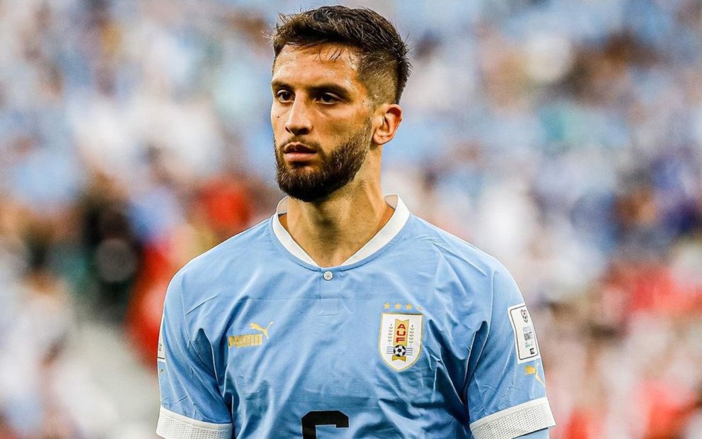 Bentancur, do Uruguai, veste uniforme azul com detalhes brancos e pretos durante partida