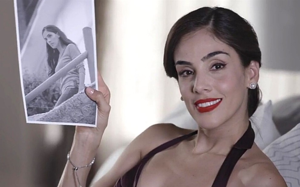A atriz Sandra Echeverria como Paola no remake de A Usurpadora, novela que estreia no SBT