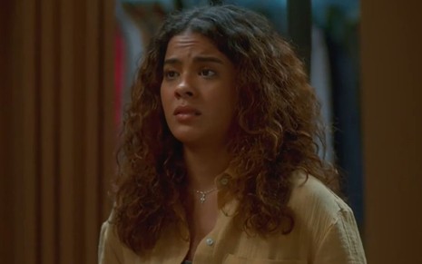 Bella Campos com expressão séria em cena como Jenifer na novela Vai na Fé
