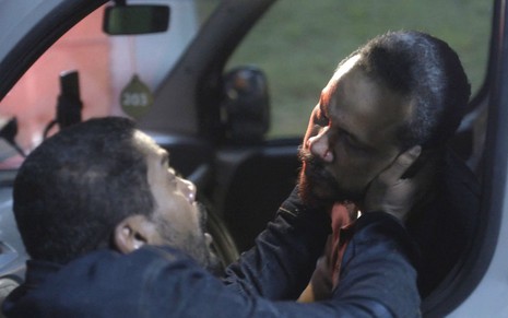 Em cena de Vai na Fé, Samuel de Assis tenta ajudar Che Moais, que está ferido dentro de um carro depois de um terrível acidente
