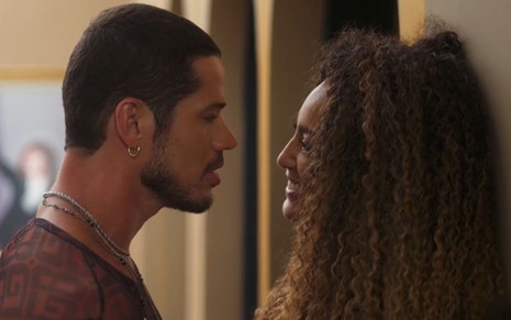 Lui (José Loreto) e Sol (Sheron Menezzes) estão sorridentes e prestes a se beijar em cena da novela Vai na Fé